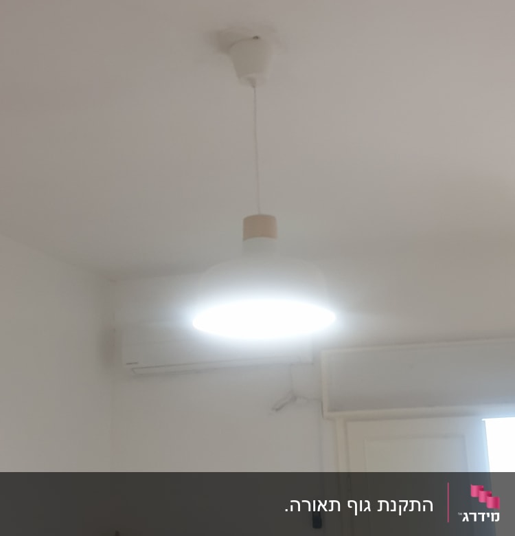 מנורה תלויה מהתקרה עם כבל חשמל לבן